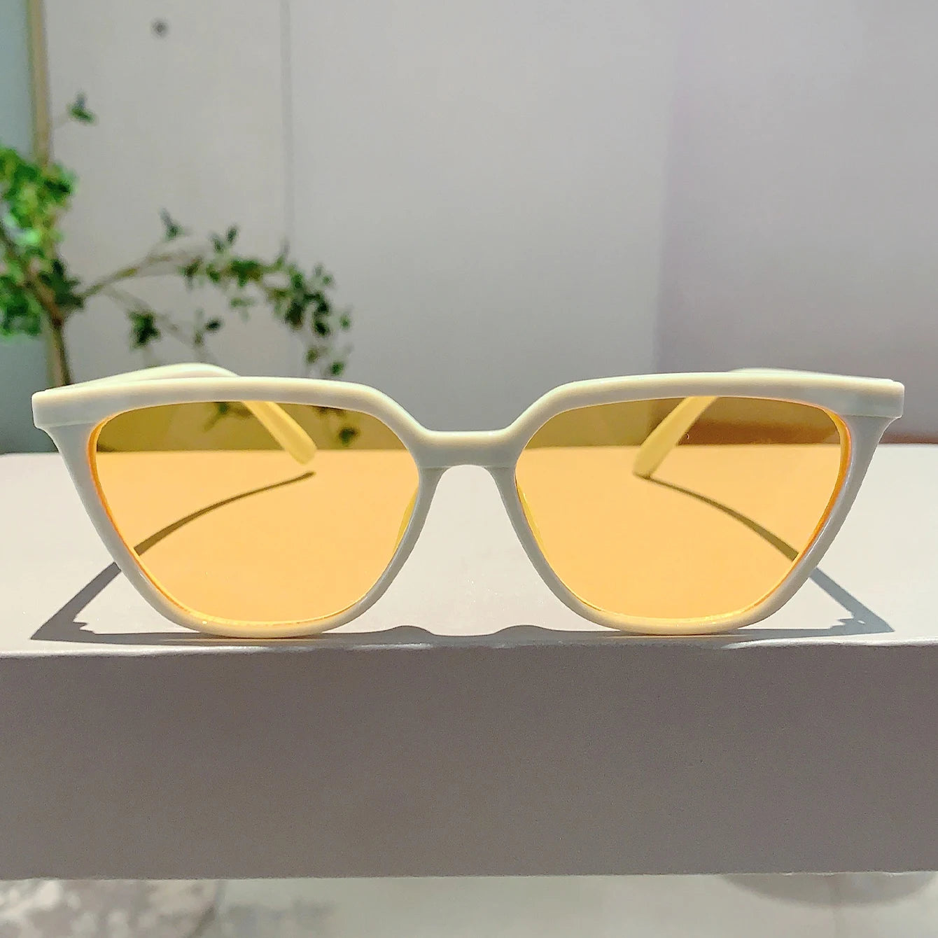 Stylish Cat Eye Sunglasses - Oversized Black Fashion Eyewear for Driving & Travel