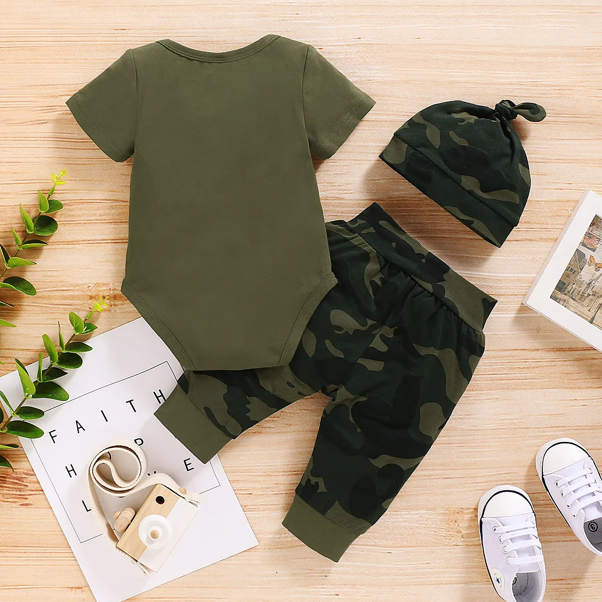 0-18 Months Baby's Short Sleeve Bodysuit and Camouflage Joggers with Headband Outfit