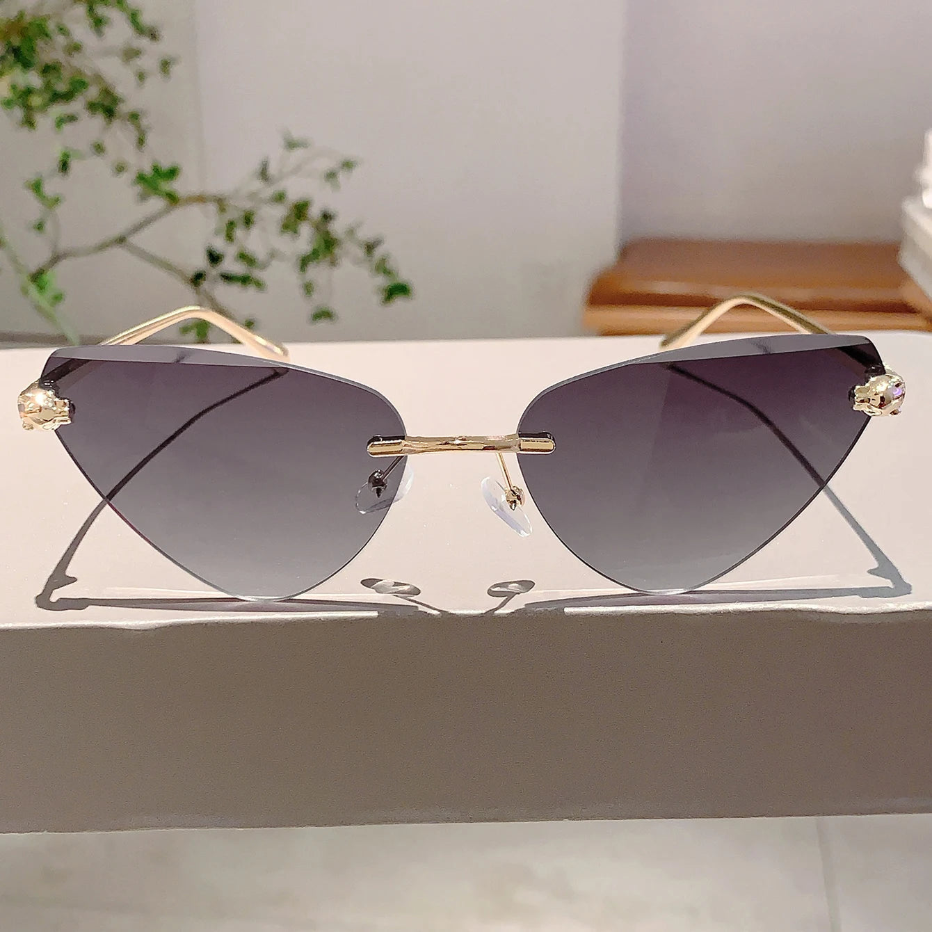 Women's Retro Metal Rimless Triangle Sunglasses