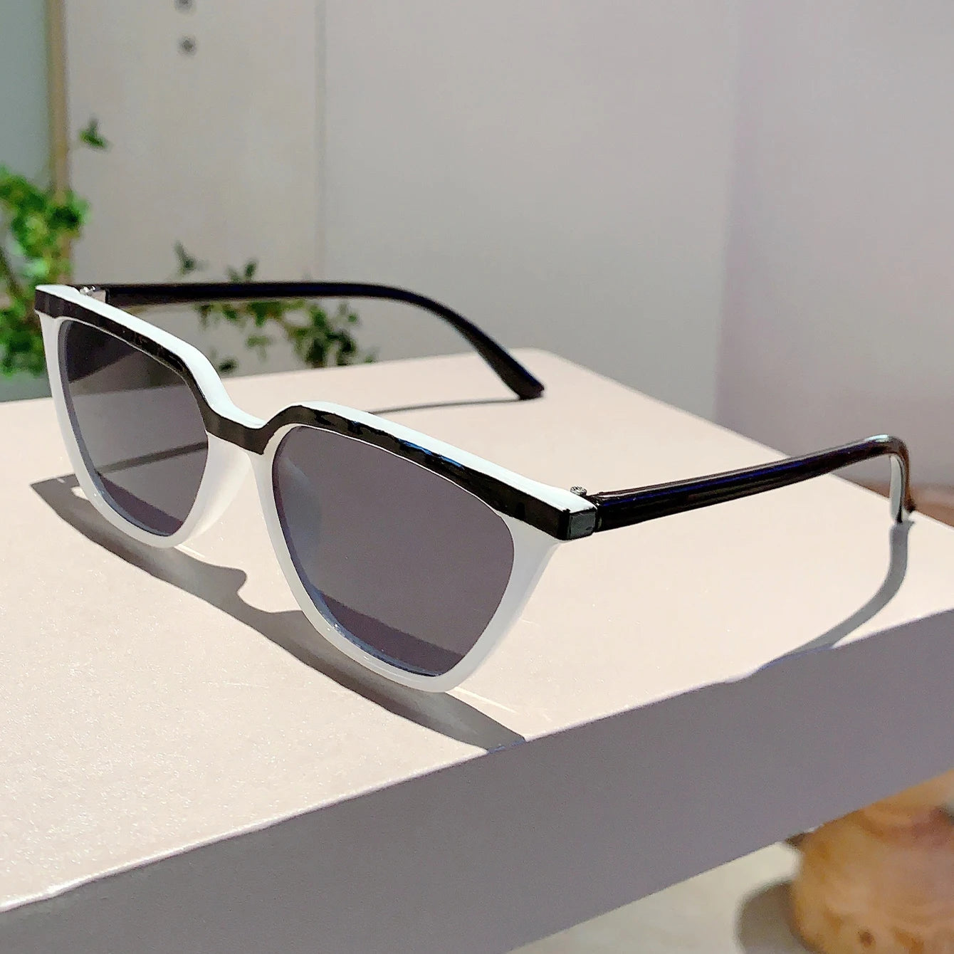 Stylish Cat Eye Sunglasses - Oversized Black Fashion Eyewear for Driving & Travel