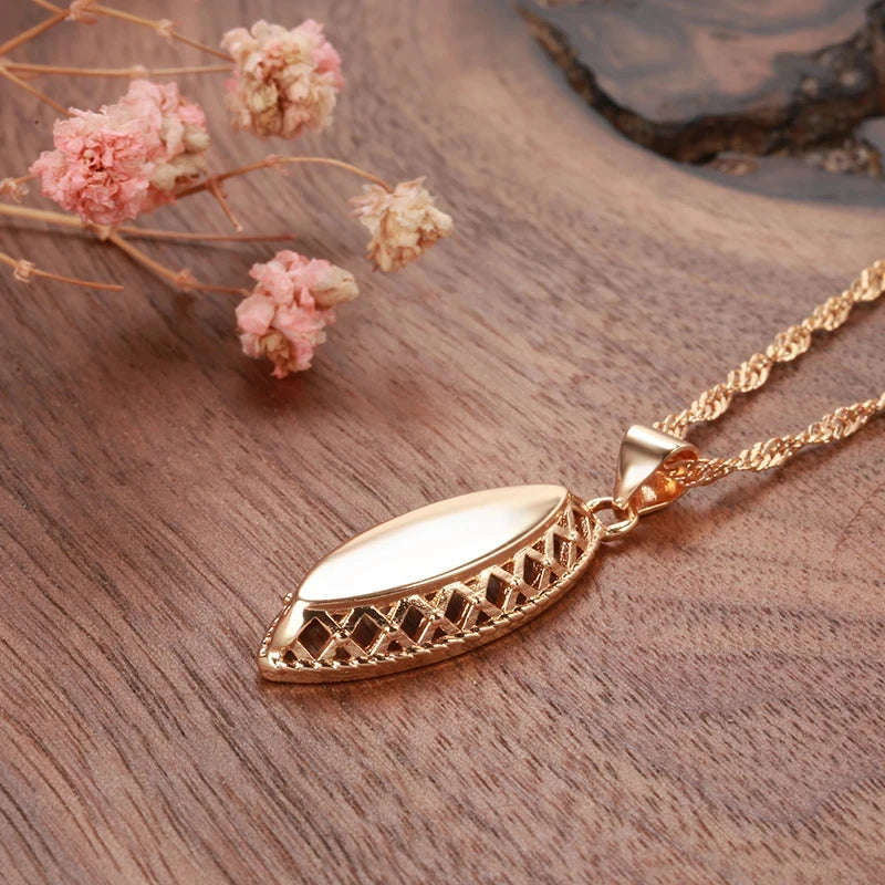 Women Glossy Pendant Necklace