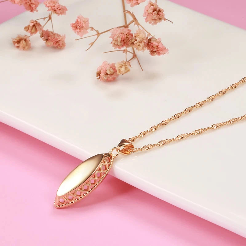 Women Glossy Pendant Necklace