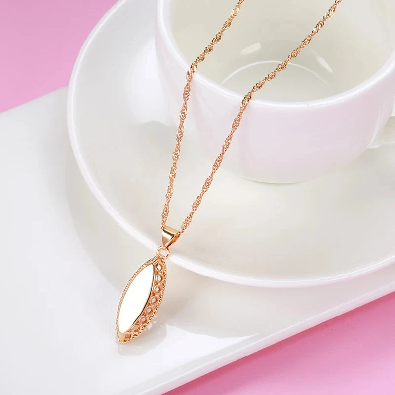 Women Glossy Pendant Necklace