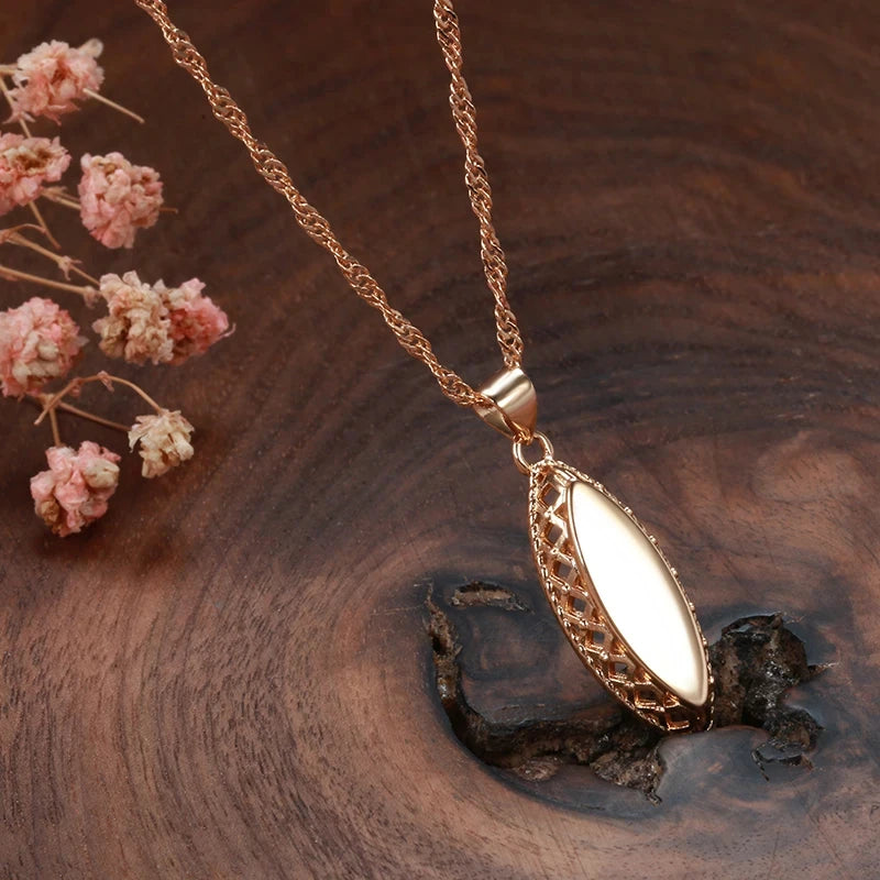 Women Glossy Pendant Necklace